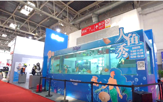 消防展第一天,德爾格超燃現場與美人魚親密接觸